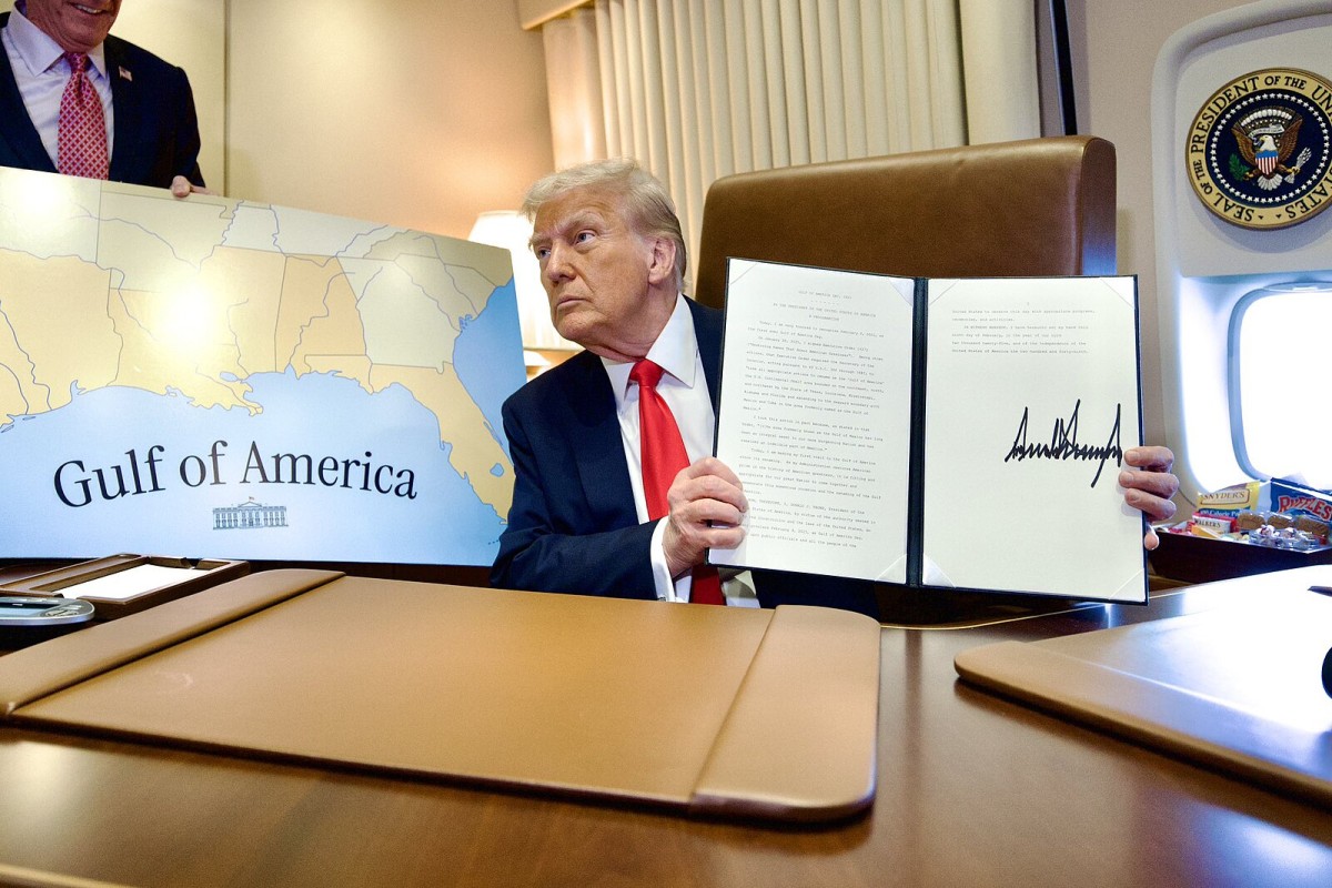 Google Maps Updates U S Name for - President Donald Trump On Air Force One Poses Next To A Map Of The Gulf Of America During A Flight To New Orleans On February 9 1200x 